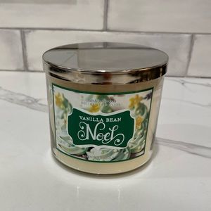 Bath & Body Works- 3 wick candle VANILLA BEAN NOEL